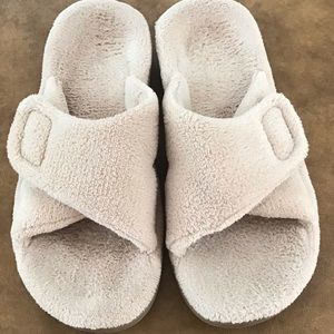 Vionic Size 8 Women's Slippers with Orthotic Insole Arch Support